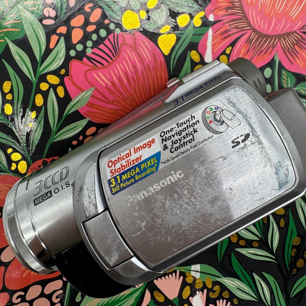 Panasonic PV-GS300 3CCD MiniDV Camcorder Leica Dicomar 10x Optical Zoom Silver